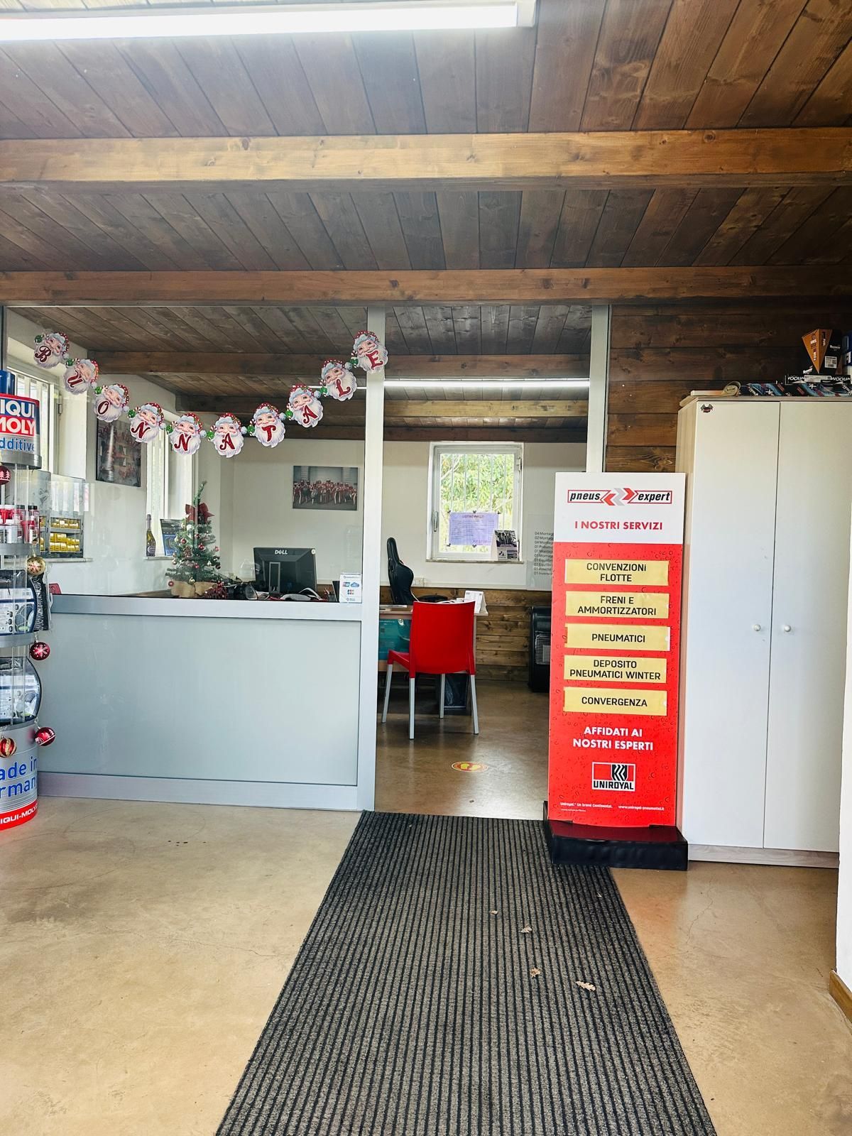 Un negozio con un cartello rosso che dice 