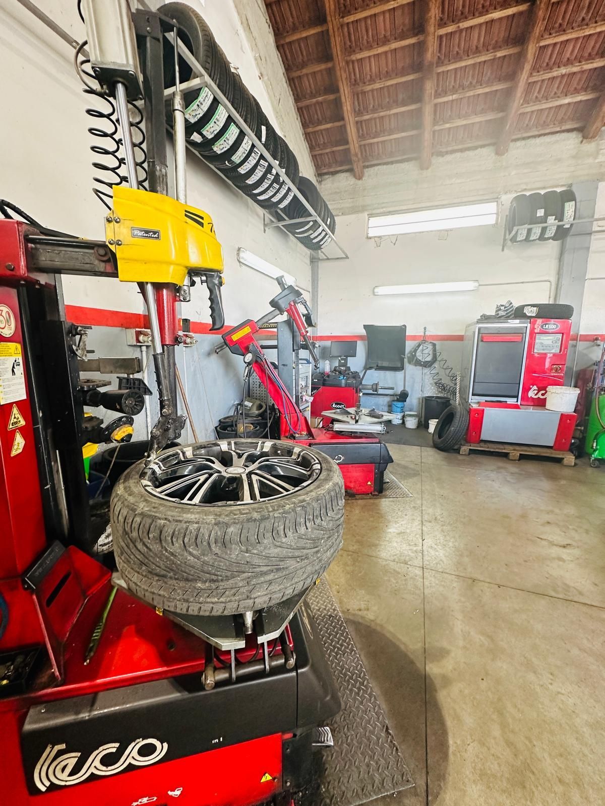 Si sta cambiando uno pneumatico su una macchina in un garage.