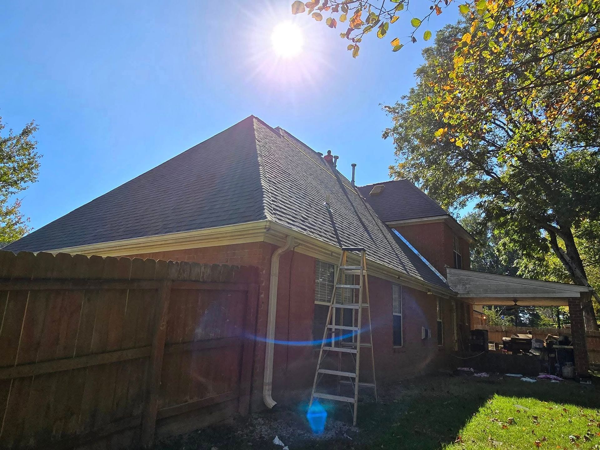 A ladder is sitting on the side of a house.