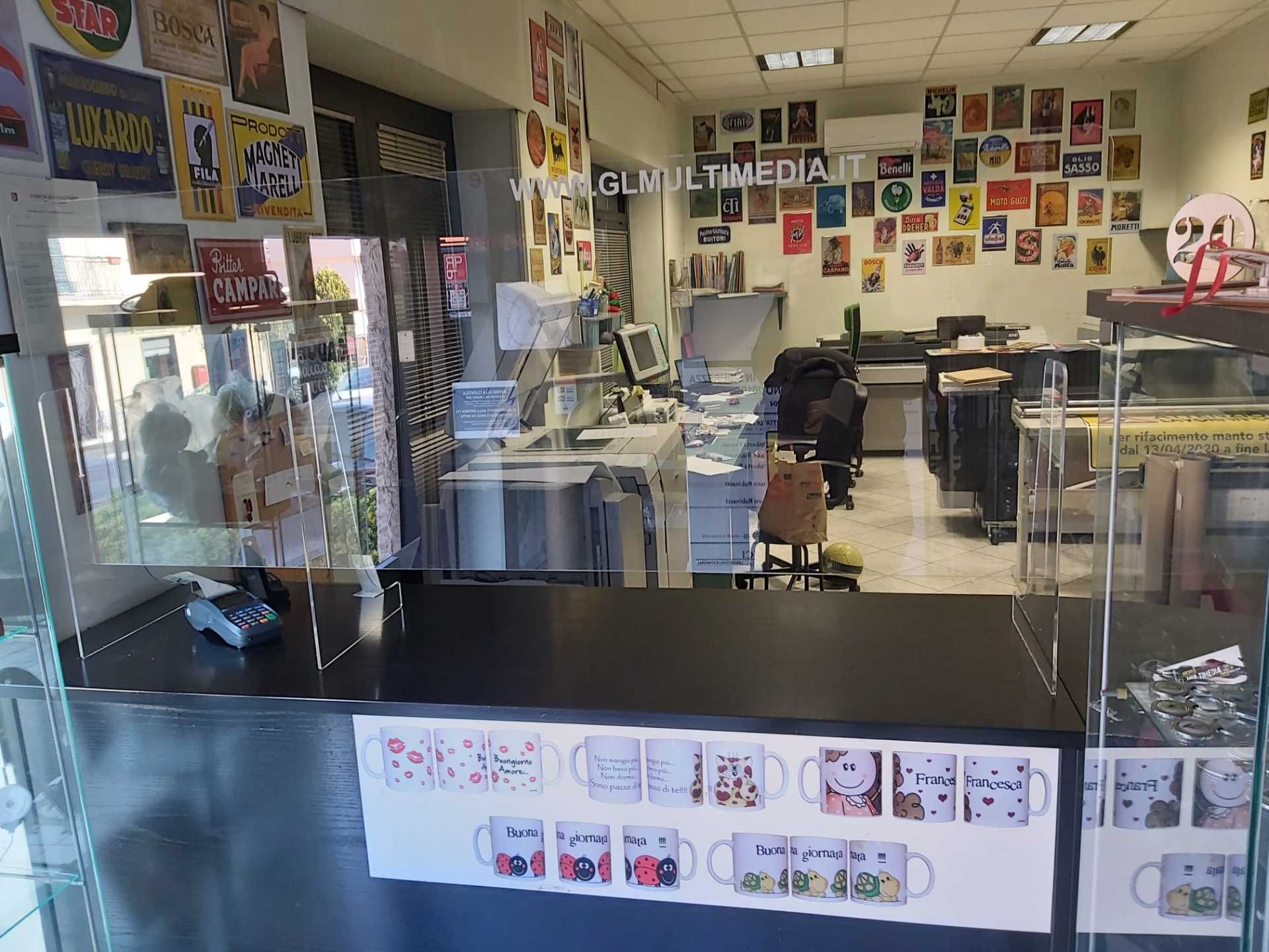 tavolino con sedie di legno