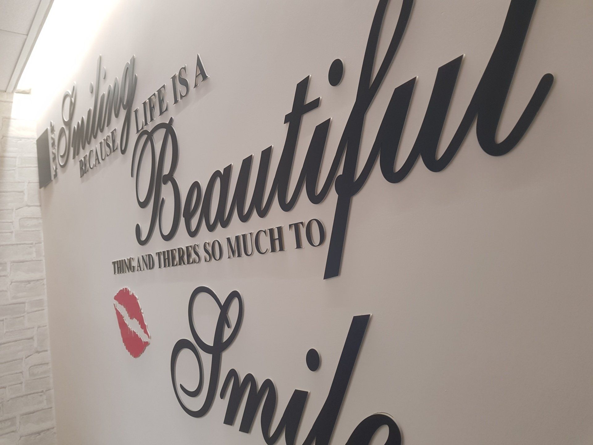 tavolino con sedie di legno