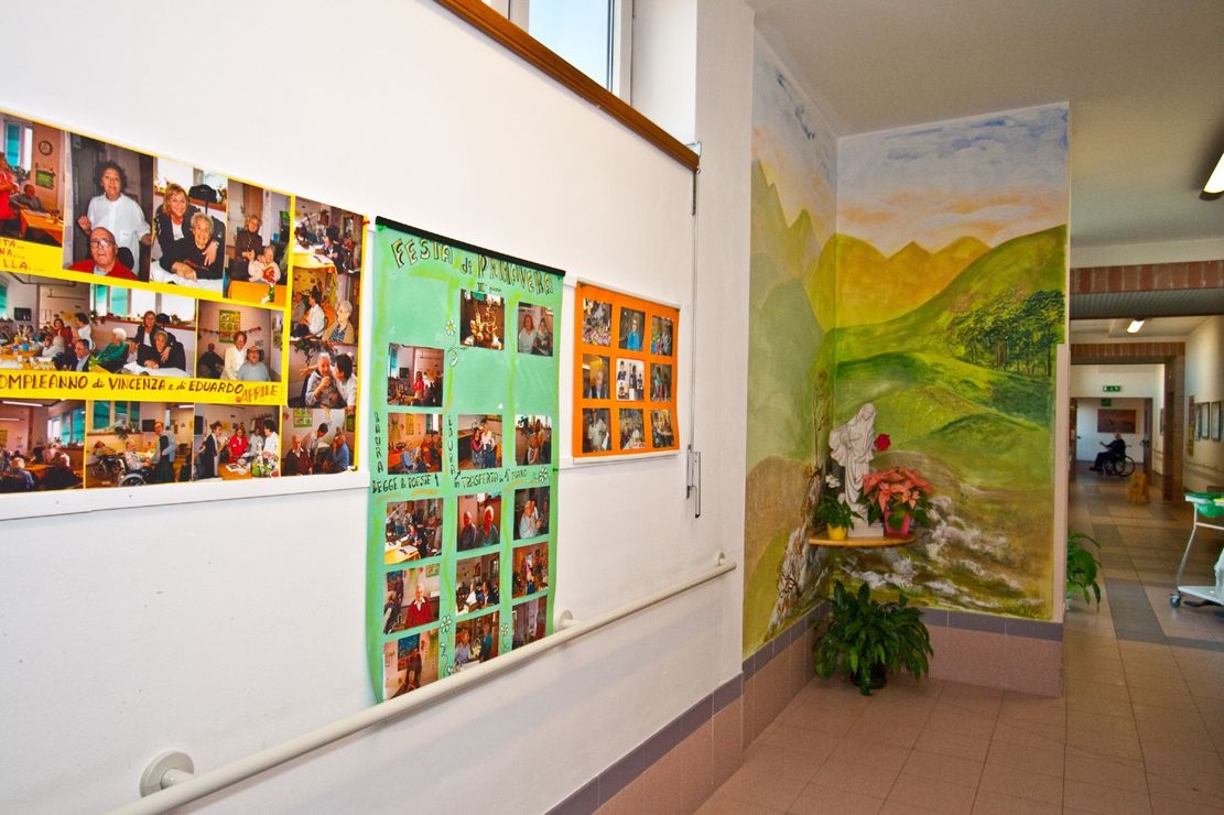 interni residenza per anziani con foto delle attività