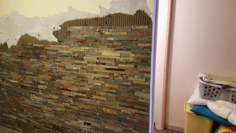 parete con pietra a vista