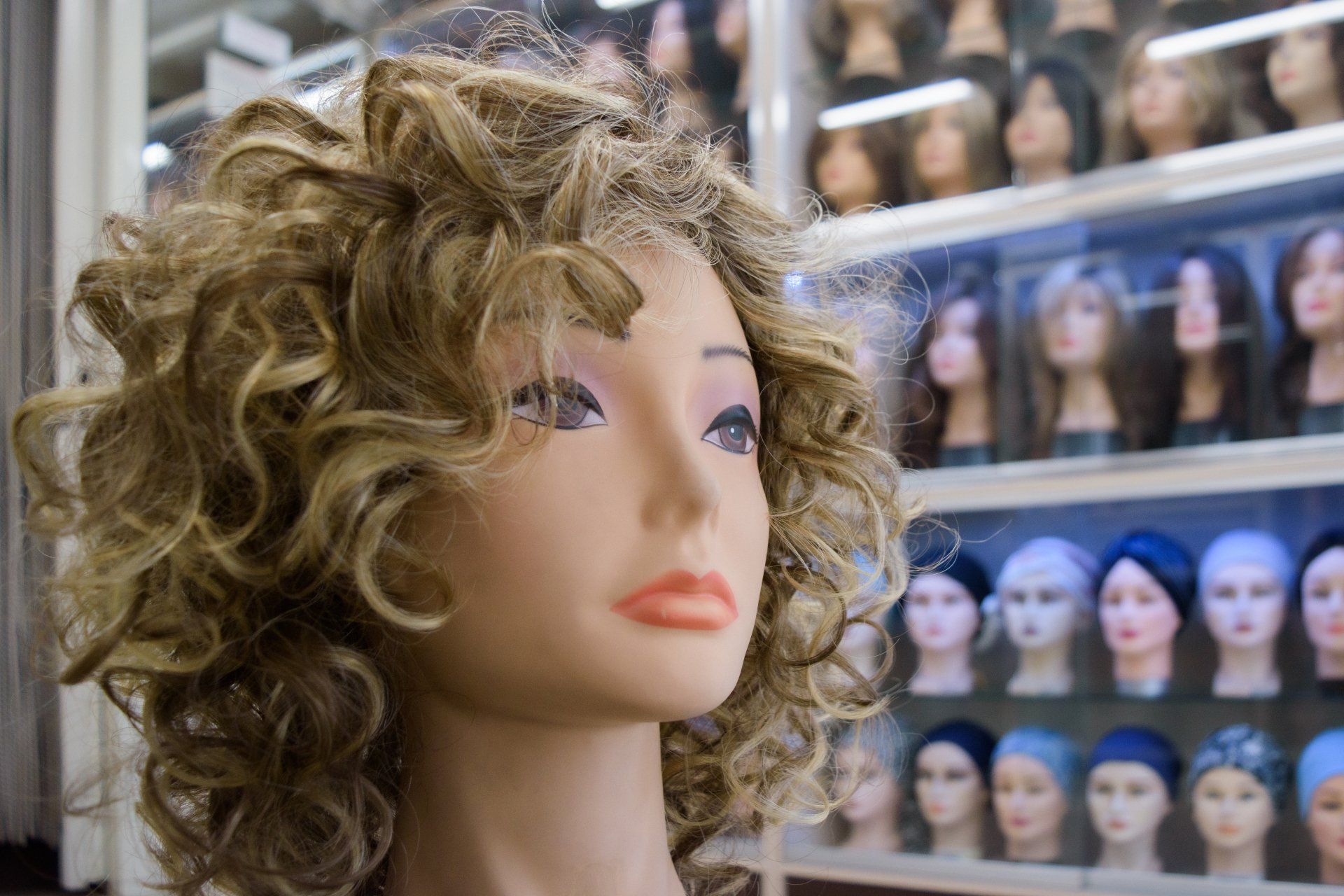 donna indossa parrucca rosa