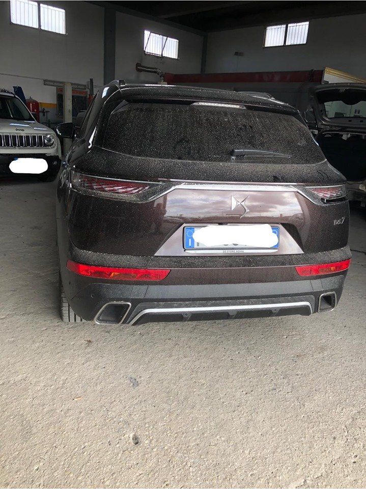 auto nera in riparazione