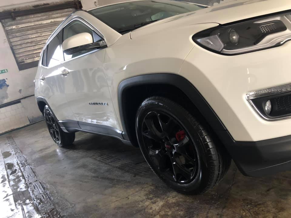 auto bianca in riparazione