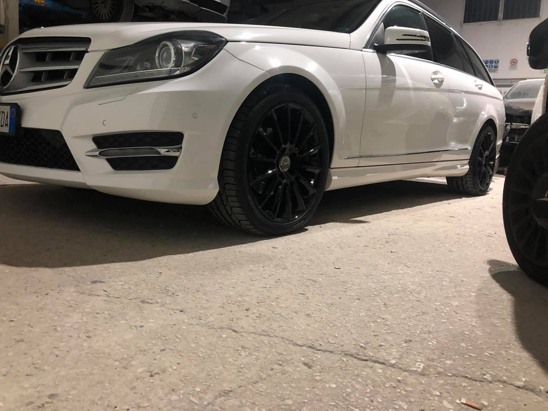 auto bianca nell'officina