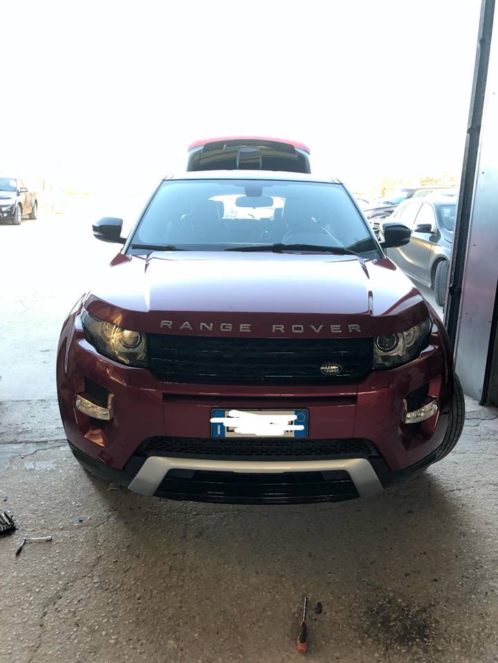 auto rossa nell'officina