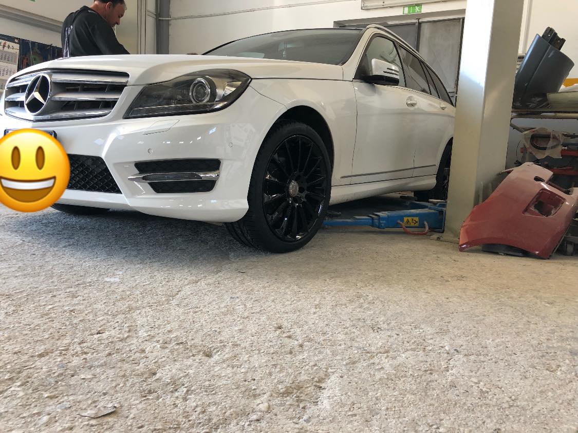 automobile in riparazione