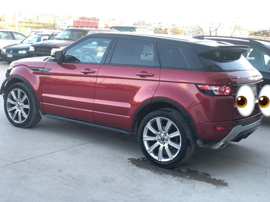 auto rossa parcheggiata