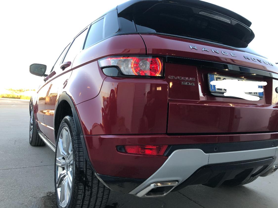 retro di un'auto rossa