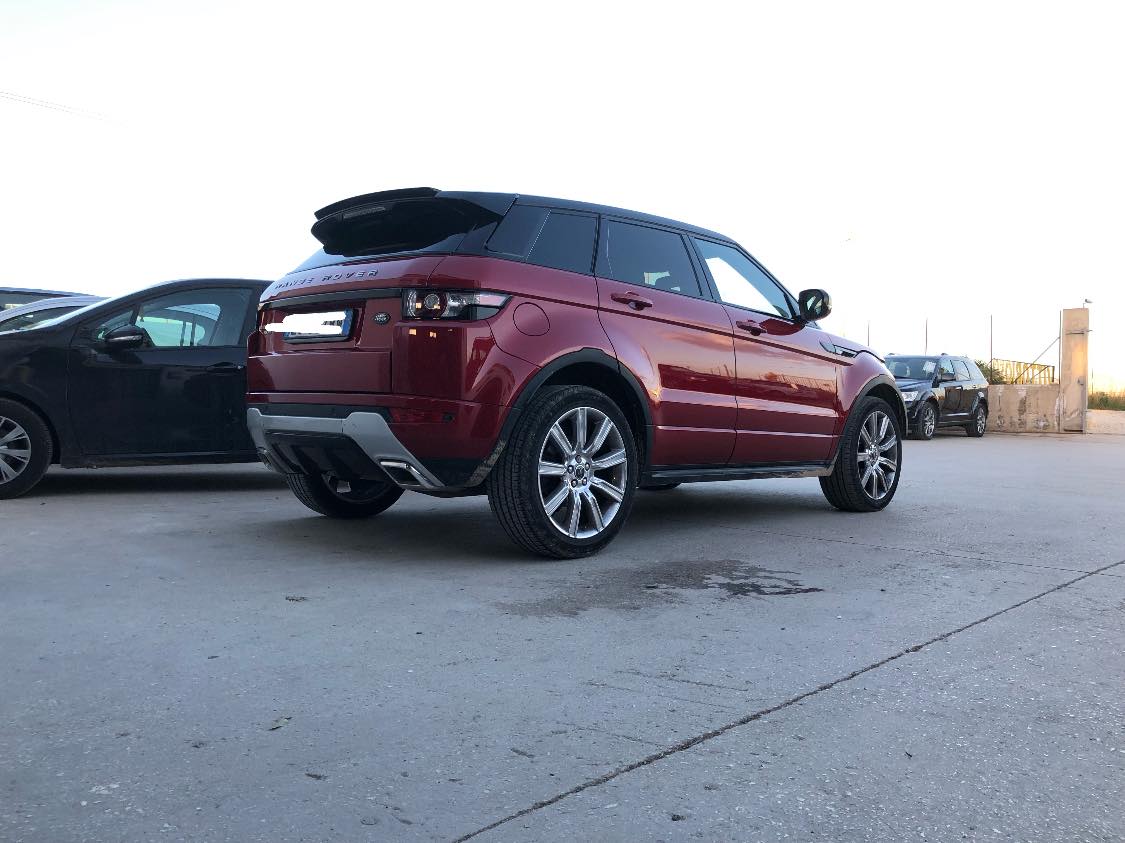 auto rossa nell'officina