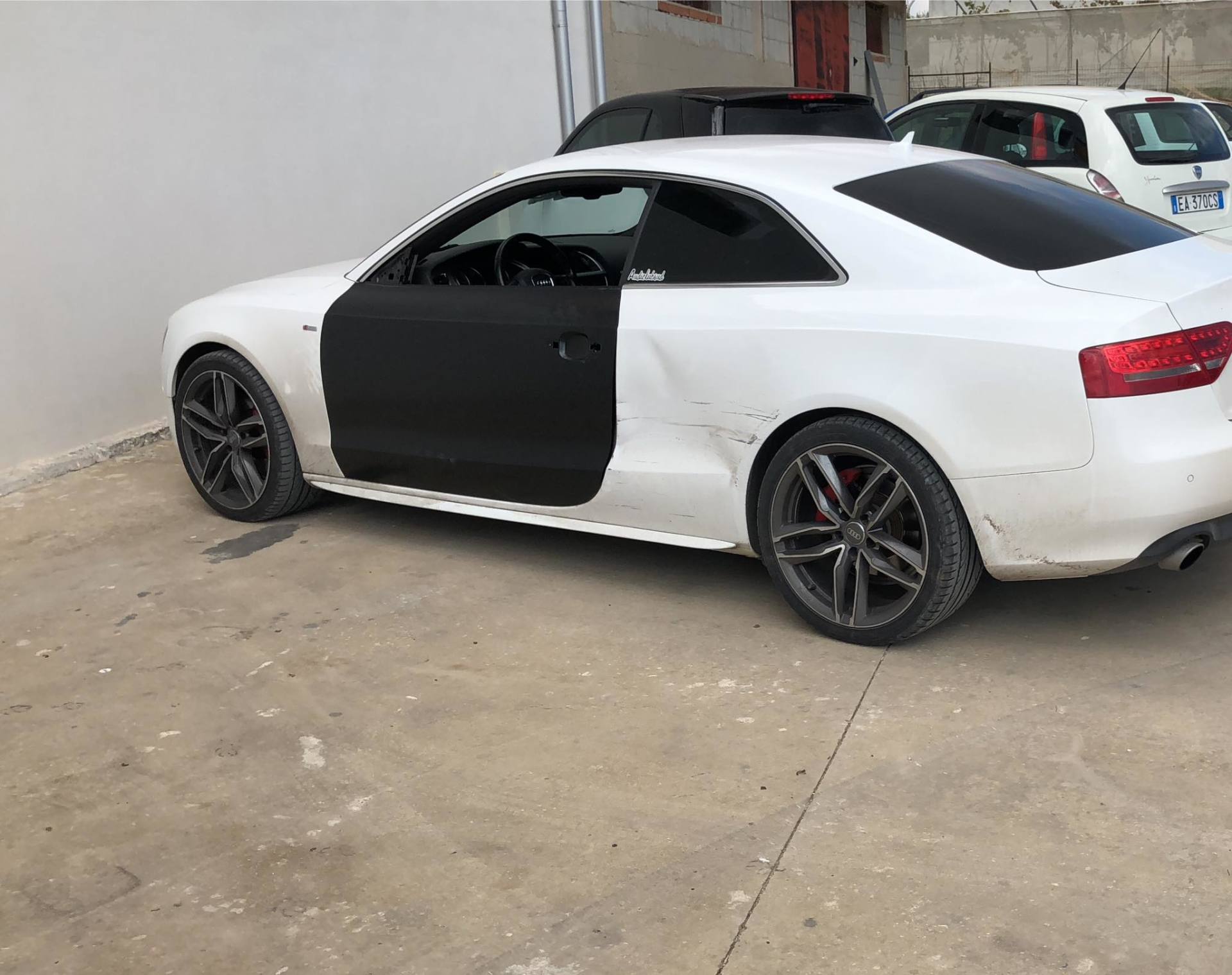 auto bianca da riparare