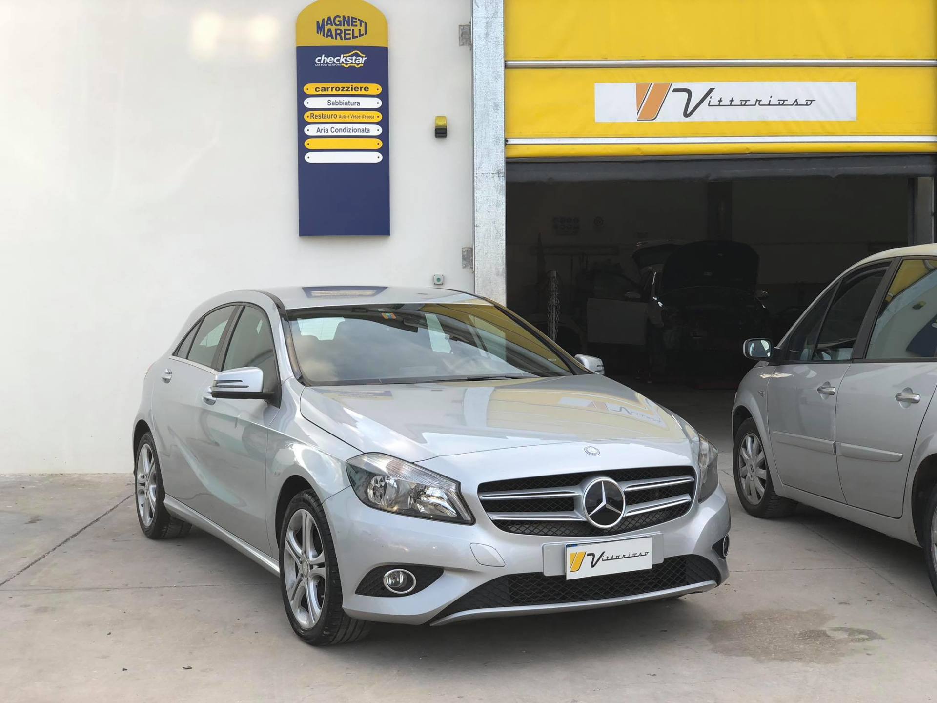 auto grigia nell'officina