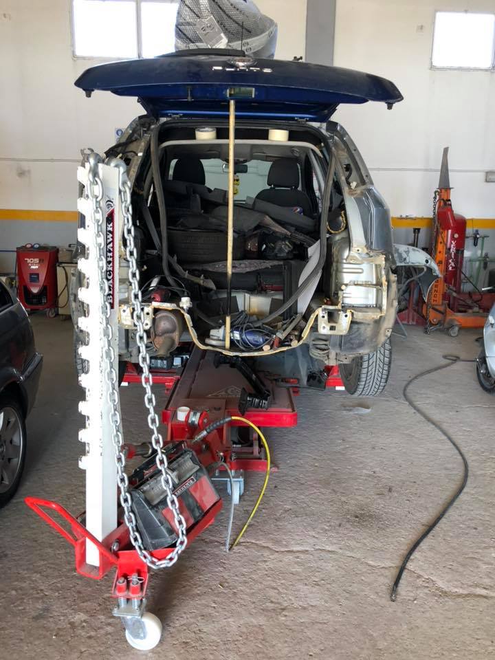 riparazione di un'automobile con banco di riscontro