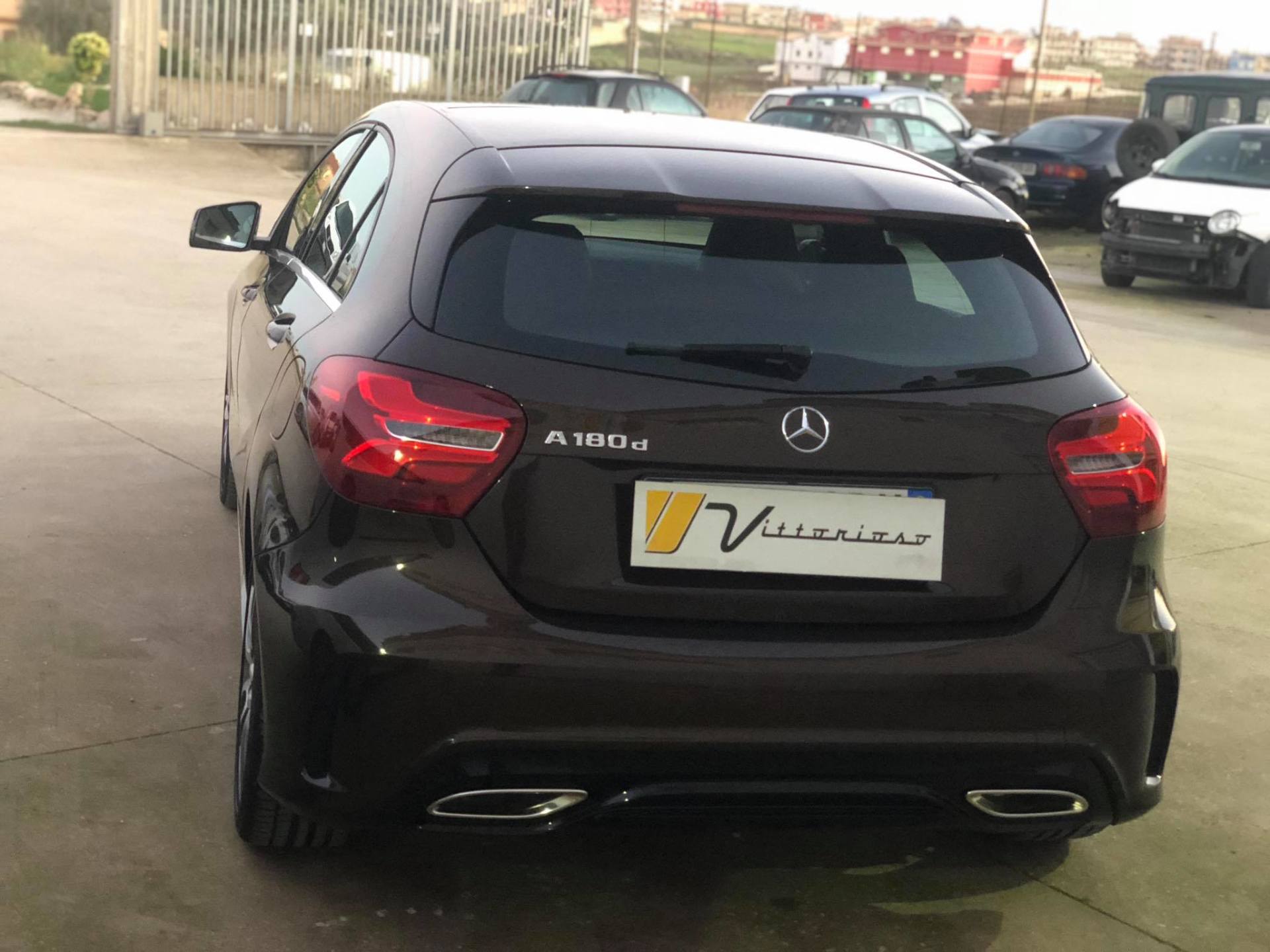 retro di una Mercedes nera