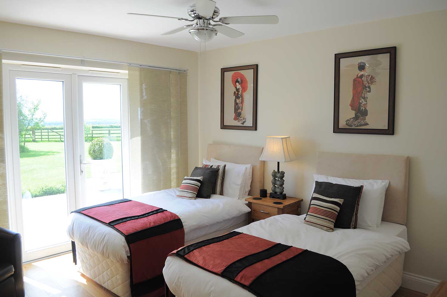 Bed and breakfast, Bicester, Oxfordshire, Hill View Farm B&B