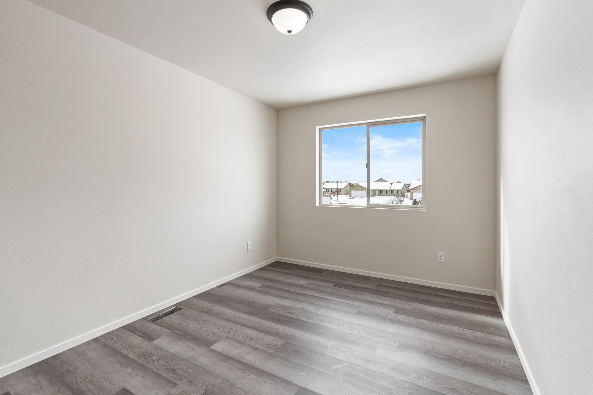 Fruitvale Townhomes room with window