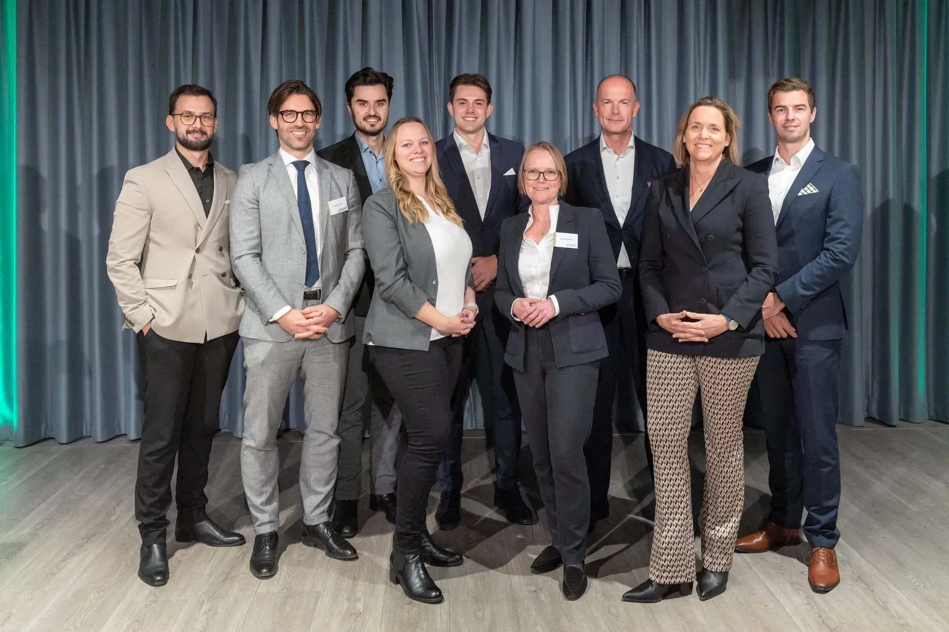 Eine Gruppe von Menschen in Anzug und Krawatte posiert für ein Foto.