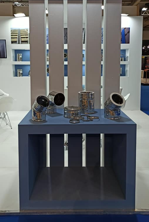 Une table avec un tas de tuyaux métalliques dessus