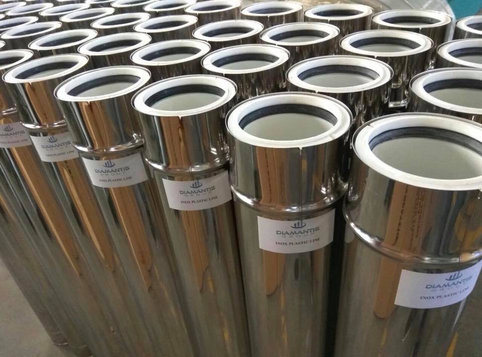 Un tas de tuyaux en acier inoxydable empilés les uns sur les autres.