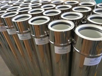Un tas de tuyaux en acier inoxydable empilés les uns sur les autres.