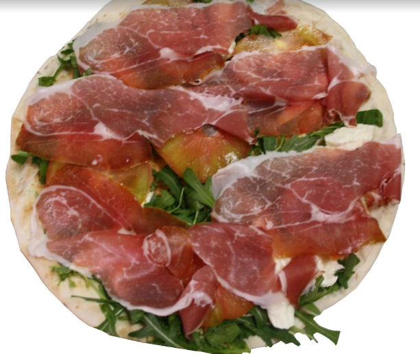 Prosciutto affettato sottilmente su una pizza bianca con verdure e formaggio fuso.