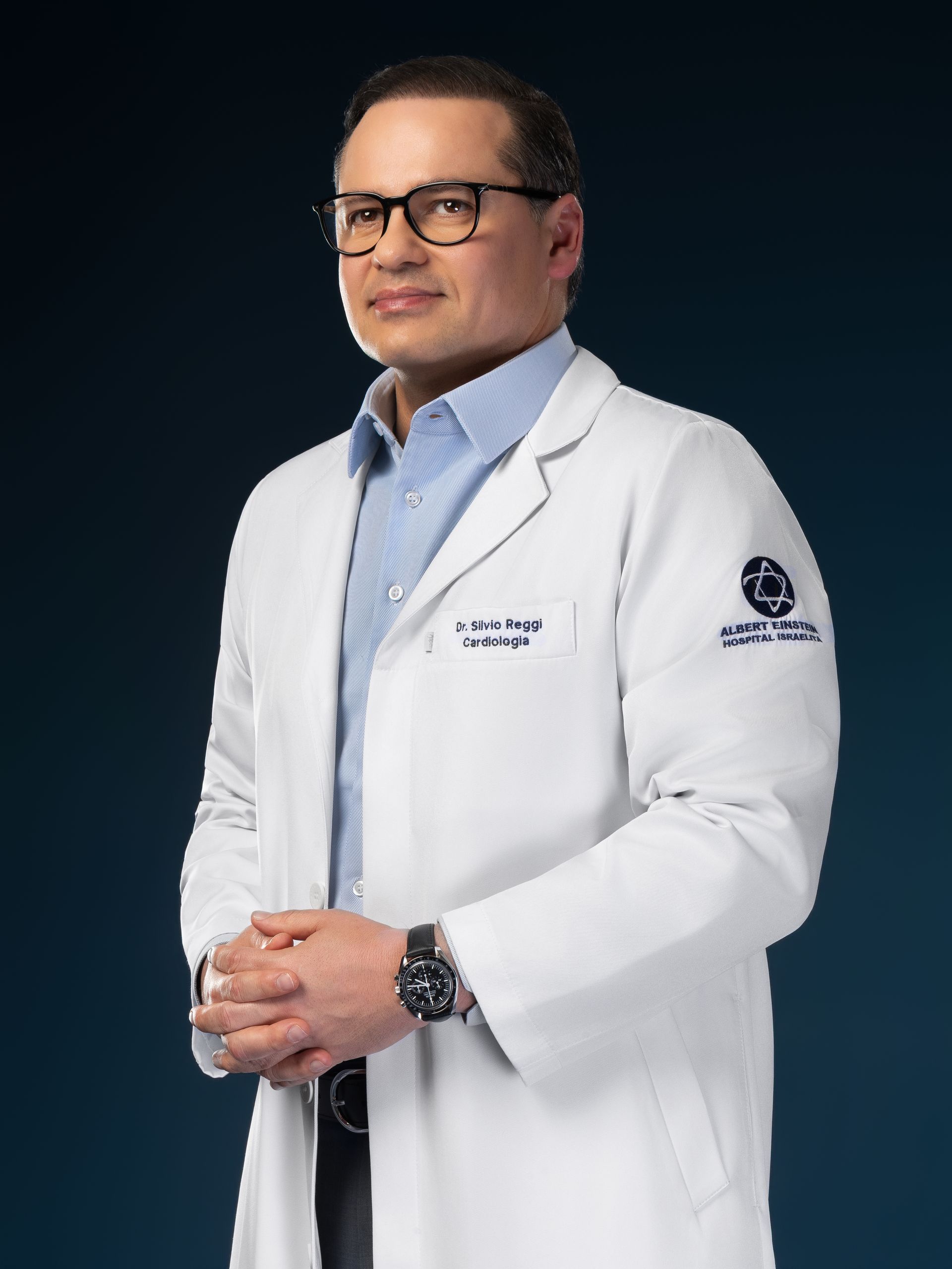 Dois cirurgiões estão operando um paciente em uma sala de cirurgia.