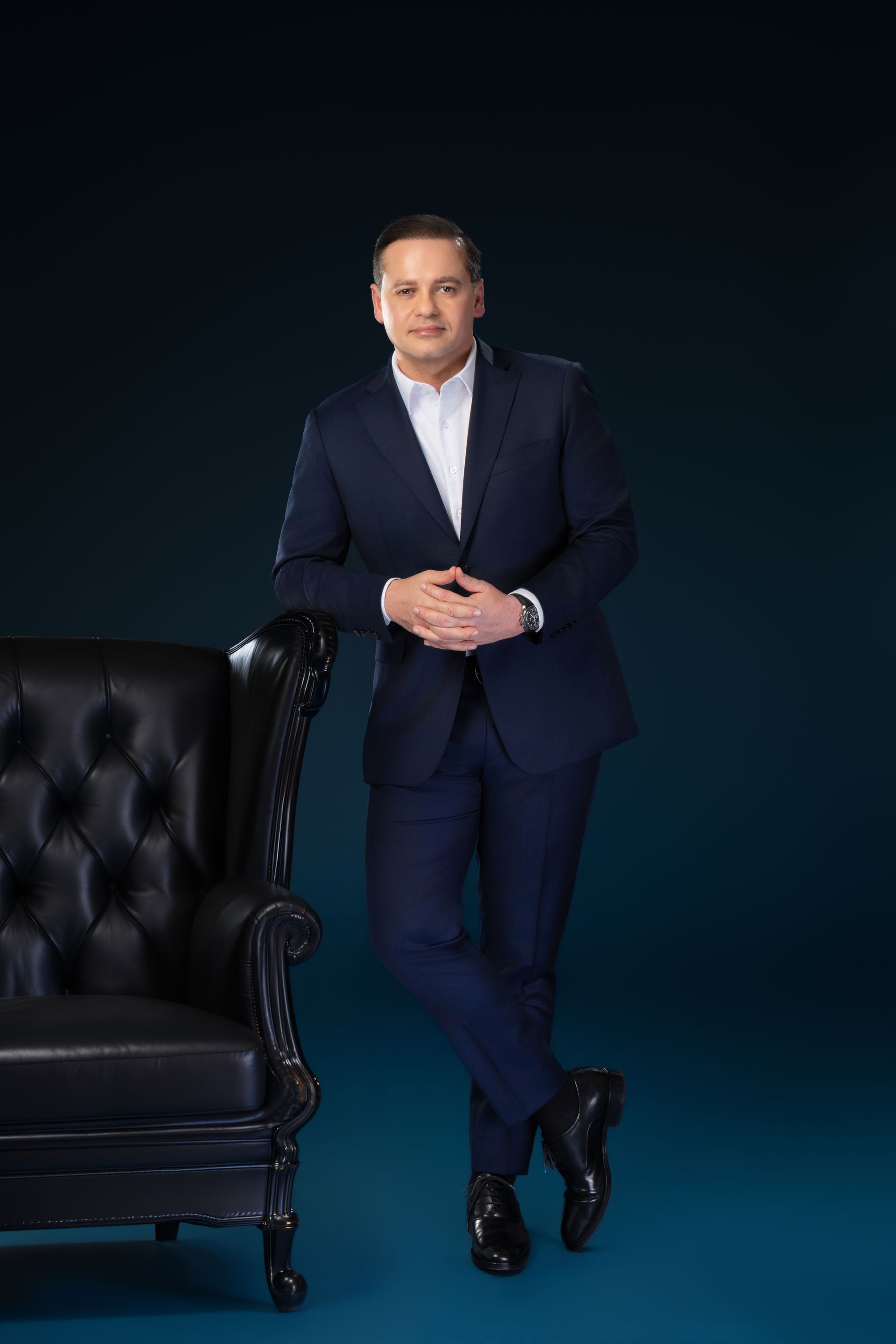 Dois cirurgiões estão operando um paciente em uma sala de cirurgia.