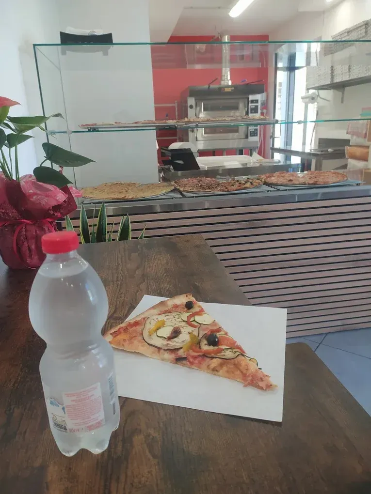 Persona che tiene in mano una pizza in una scatola; primo piano di una pizza al formaggio.