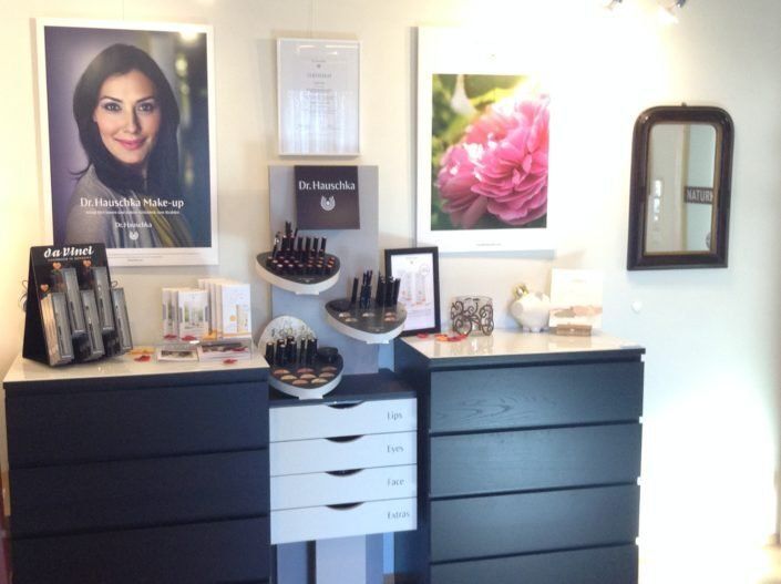 Eine Kommode mit einem Bild einer Frau darauf