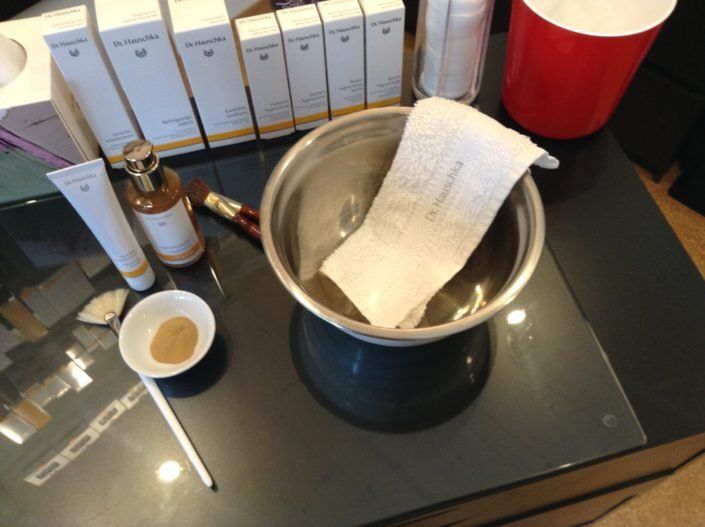 Eine Schüssel Wasser mit einem Stück Papier darin