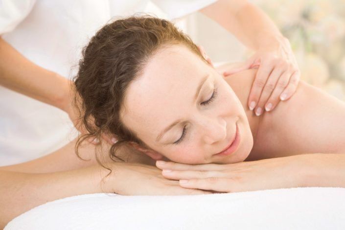 Eine Frau bekommt in einem Spa eine Massage.