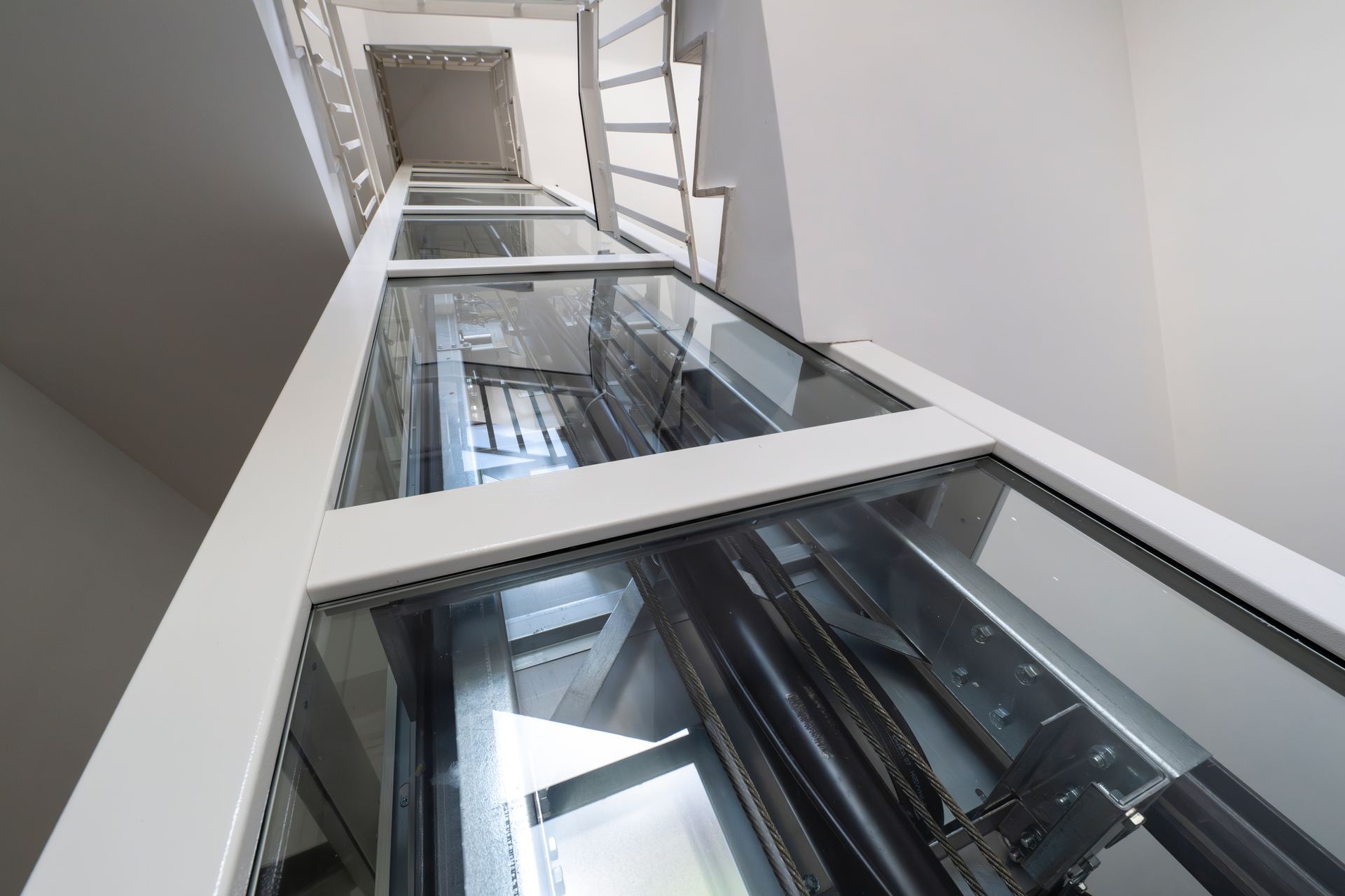 ascensori moderni in edificio