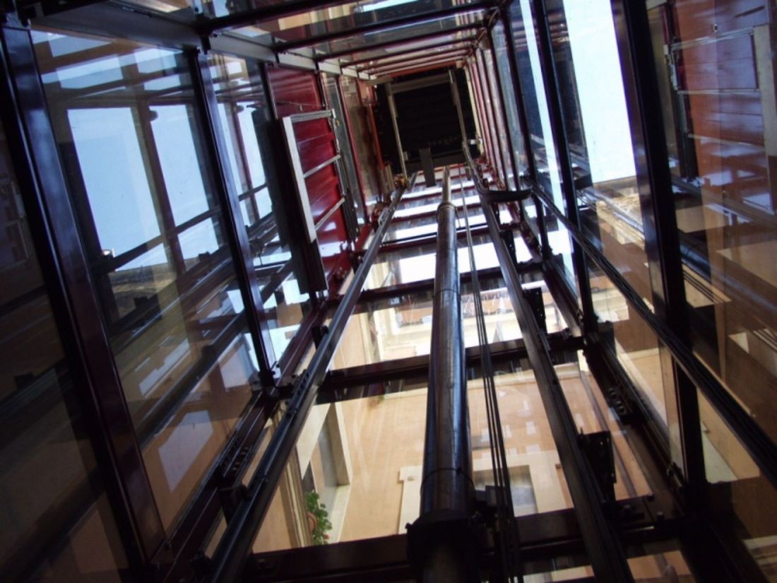 ascensore in movimento visto dal basso