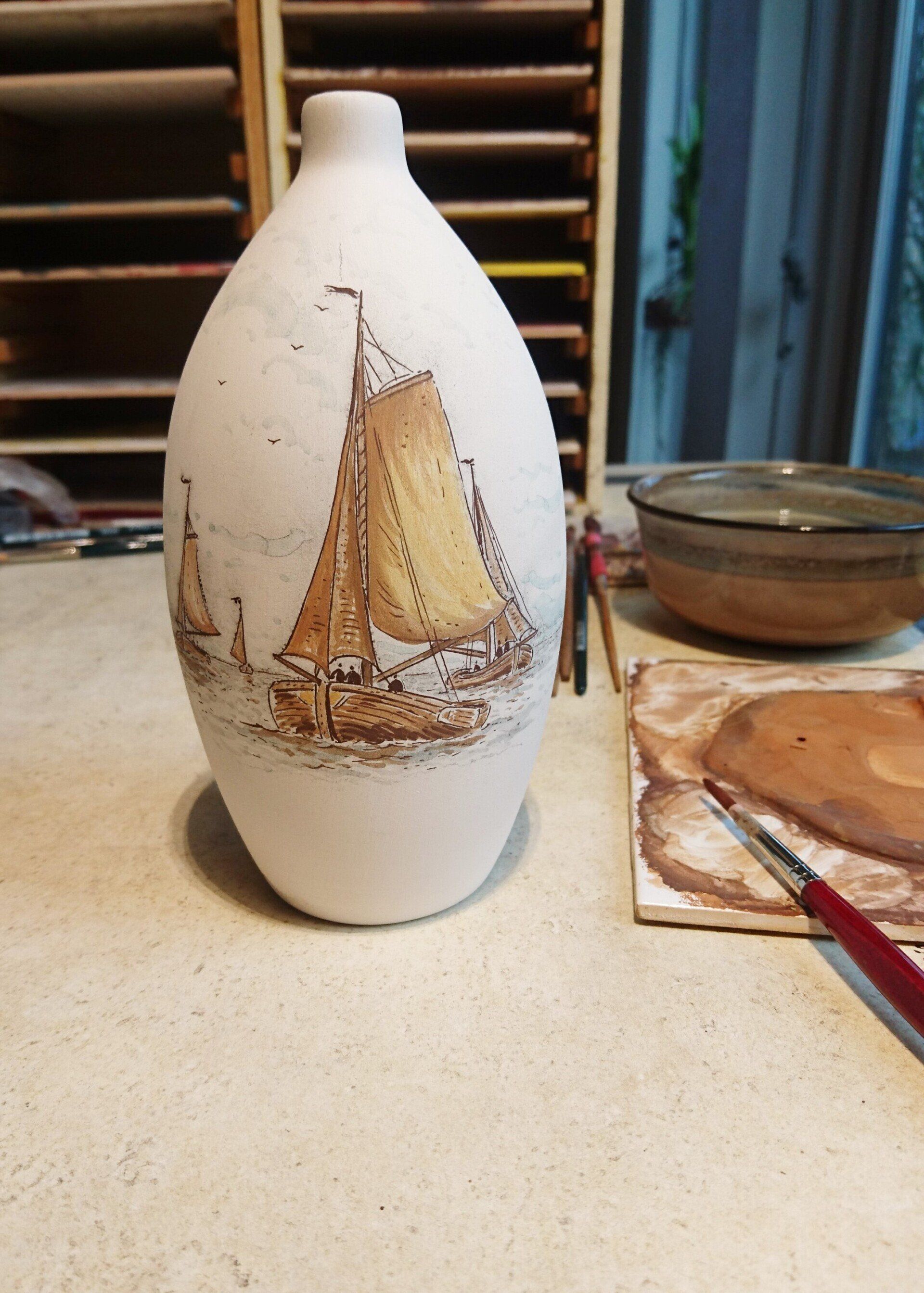 Urn Zeilboot (vrij naar H.W. Mesdag), hand beschilderd