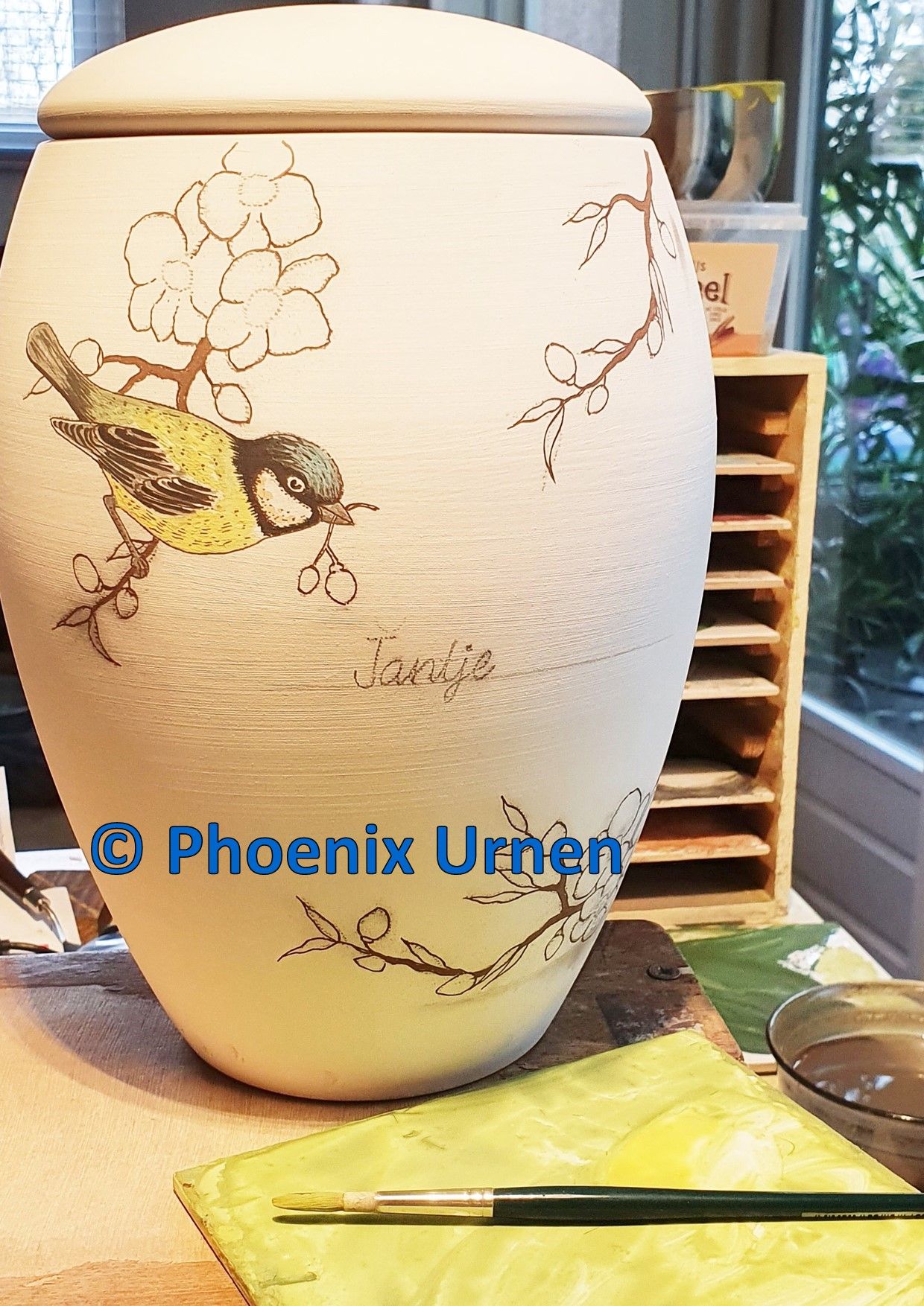 schilderproces urn naar afbeelding van de rouwkaart