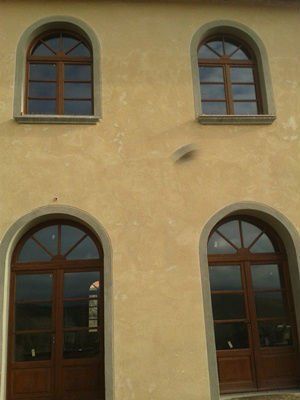 facciata di uno stabile con le finestre ad arco