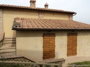 uno stabile con due porte in legno