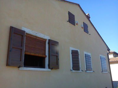 uno stabile con le finestre in legno