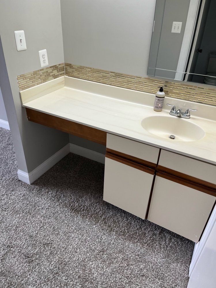 A bathroom with a sink and a mirror.