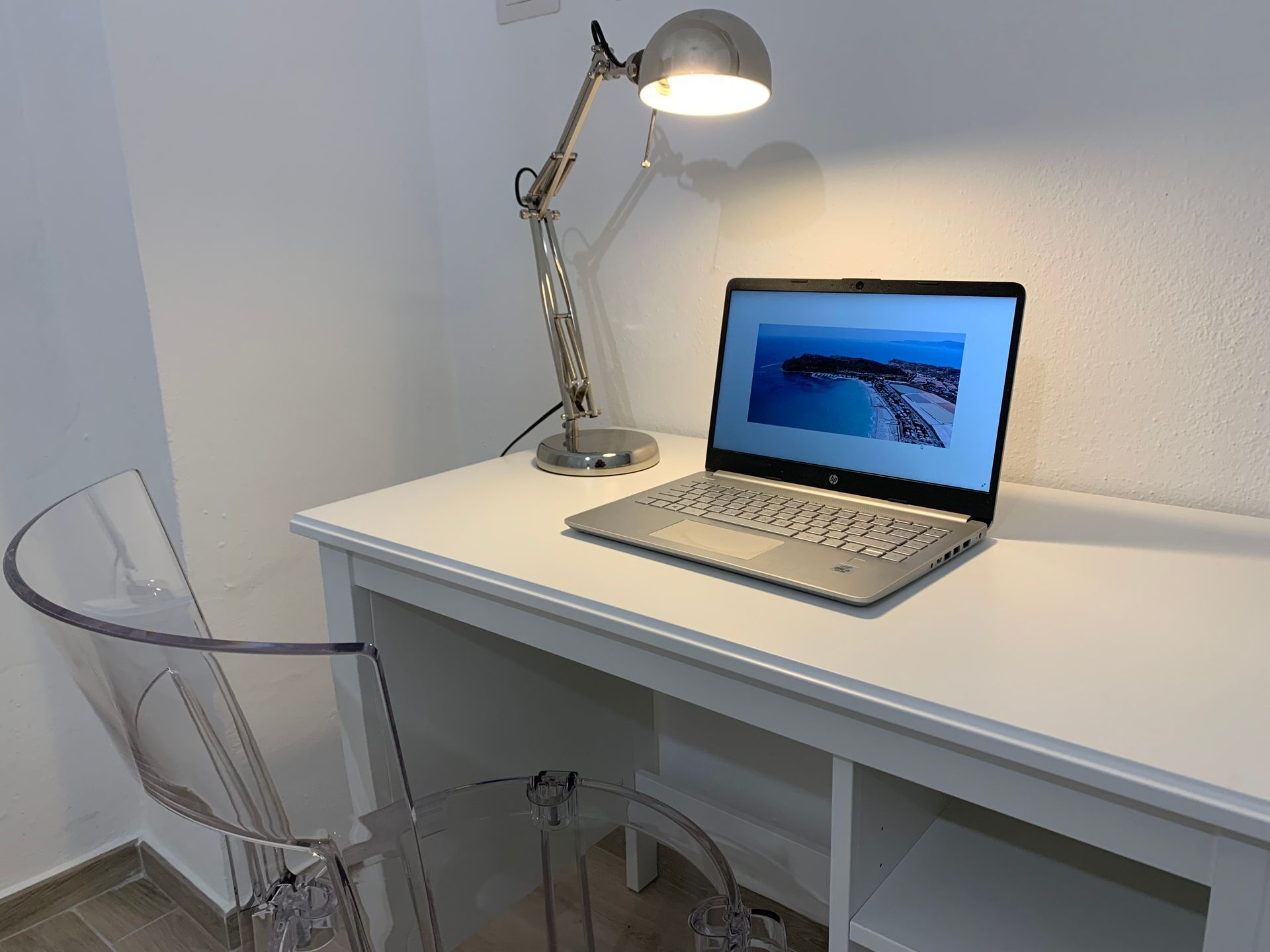 scrivani e sedia per lavorare al pc