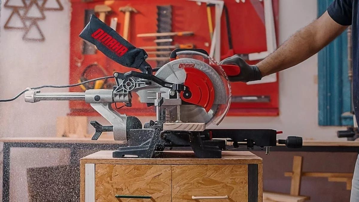 Sierra Ingleteadora Telescopica Omaha 1800w 255mm 10 Pulgada