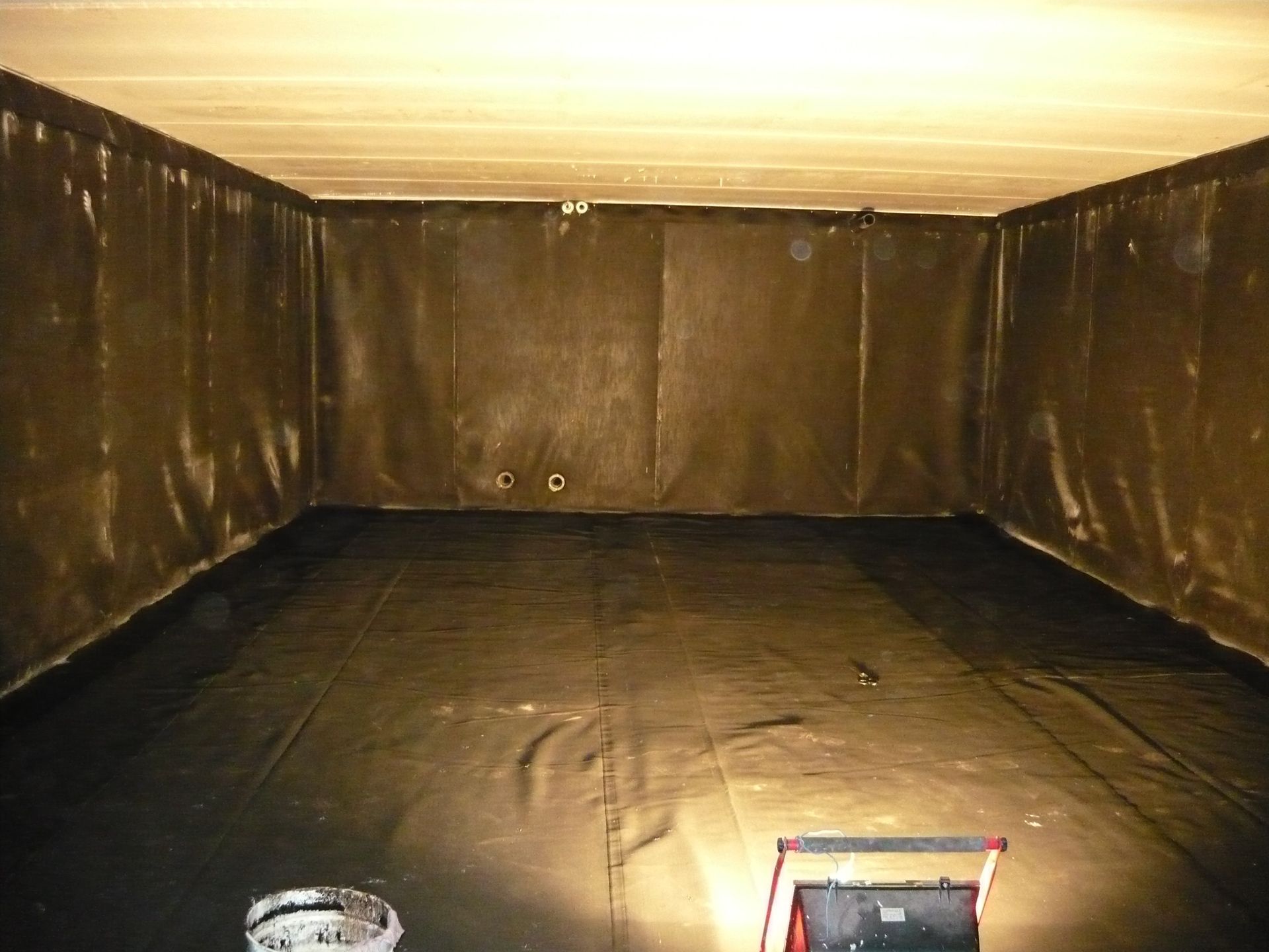 stanza con teli sulle pareti