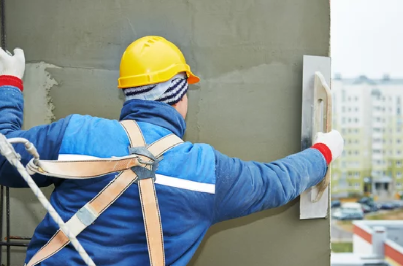 operaio che installa pannelli isolanti