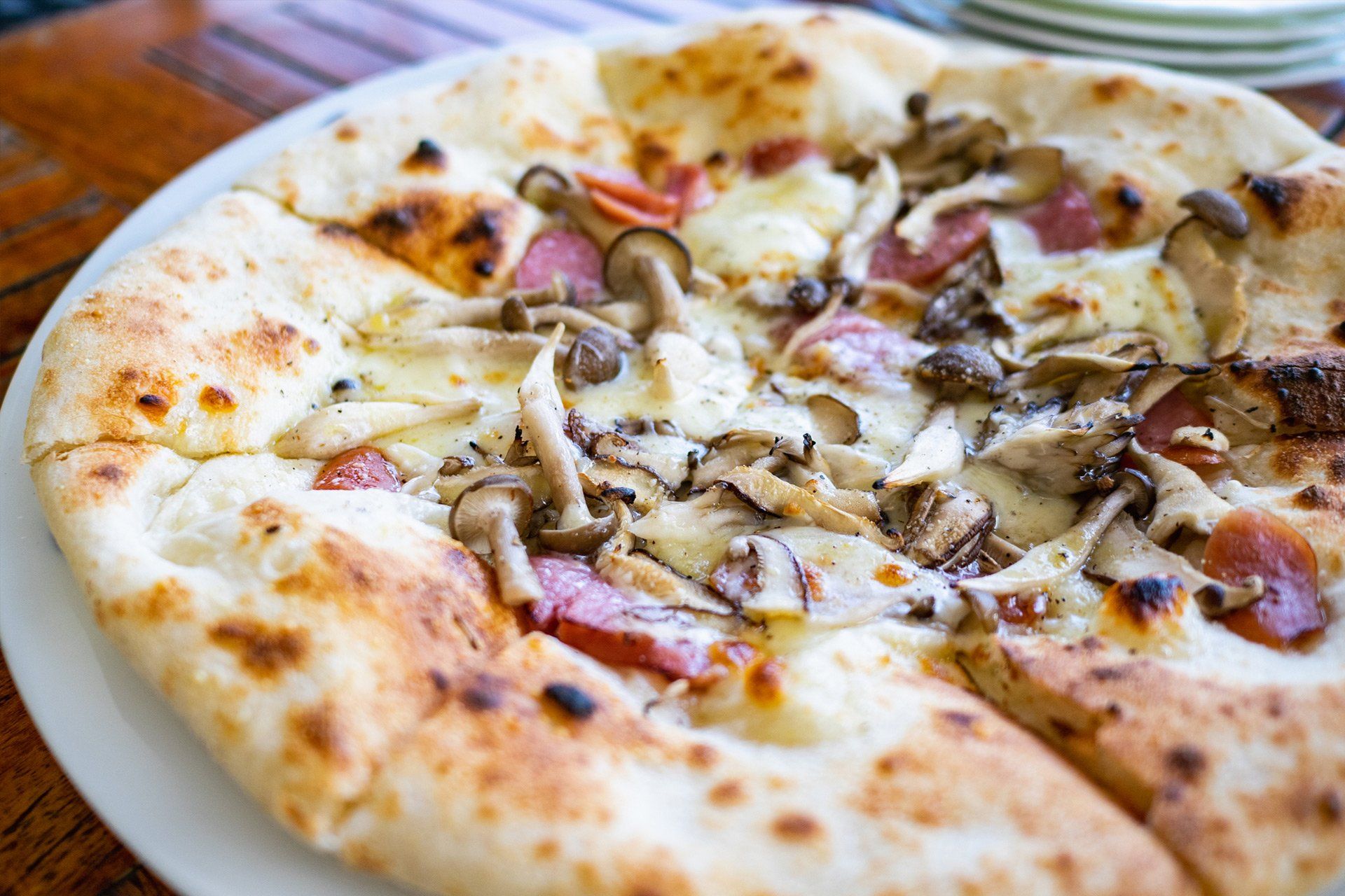 Pizza bianca con funghi e salame