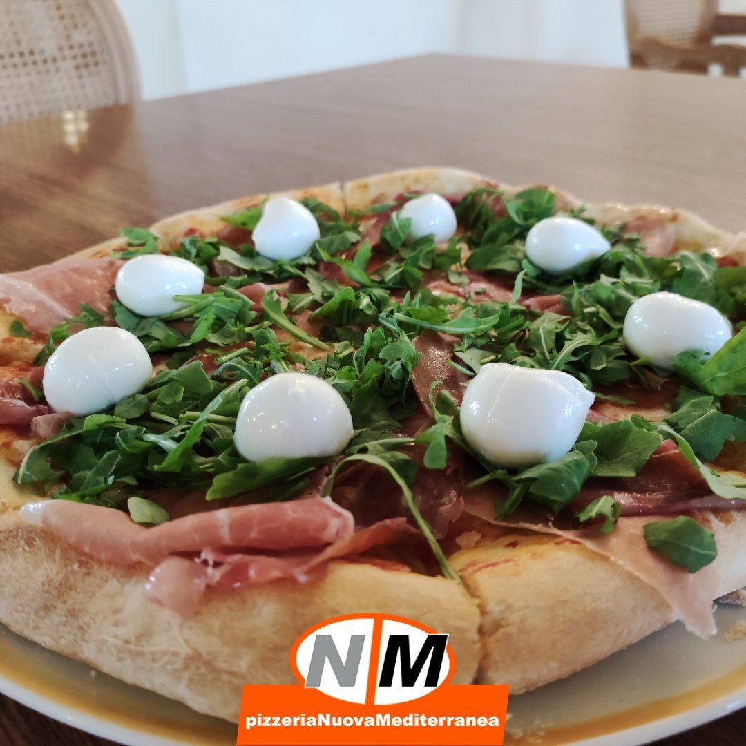 Pizza with bresaola, rocket and fresh mozzarella