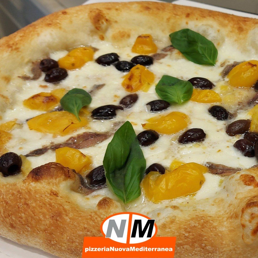 Pizza olive, peperoni, acciughe e mozzarella