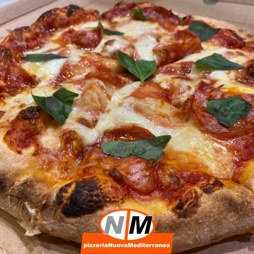 Pizza tradizionale con pomodoro, mozzarella e basilico fresco