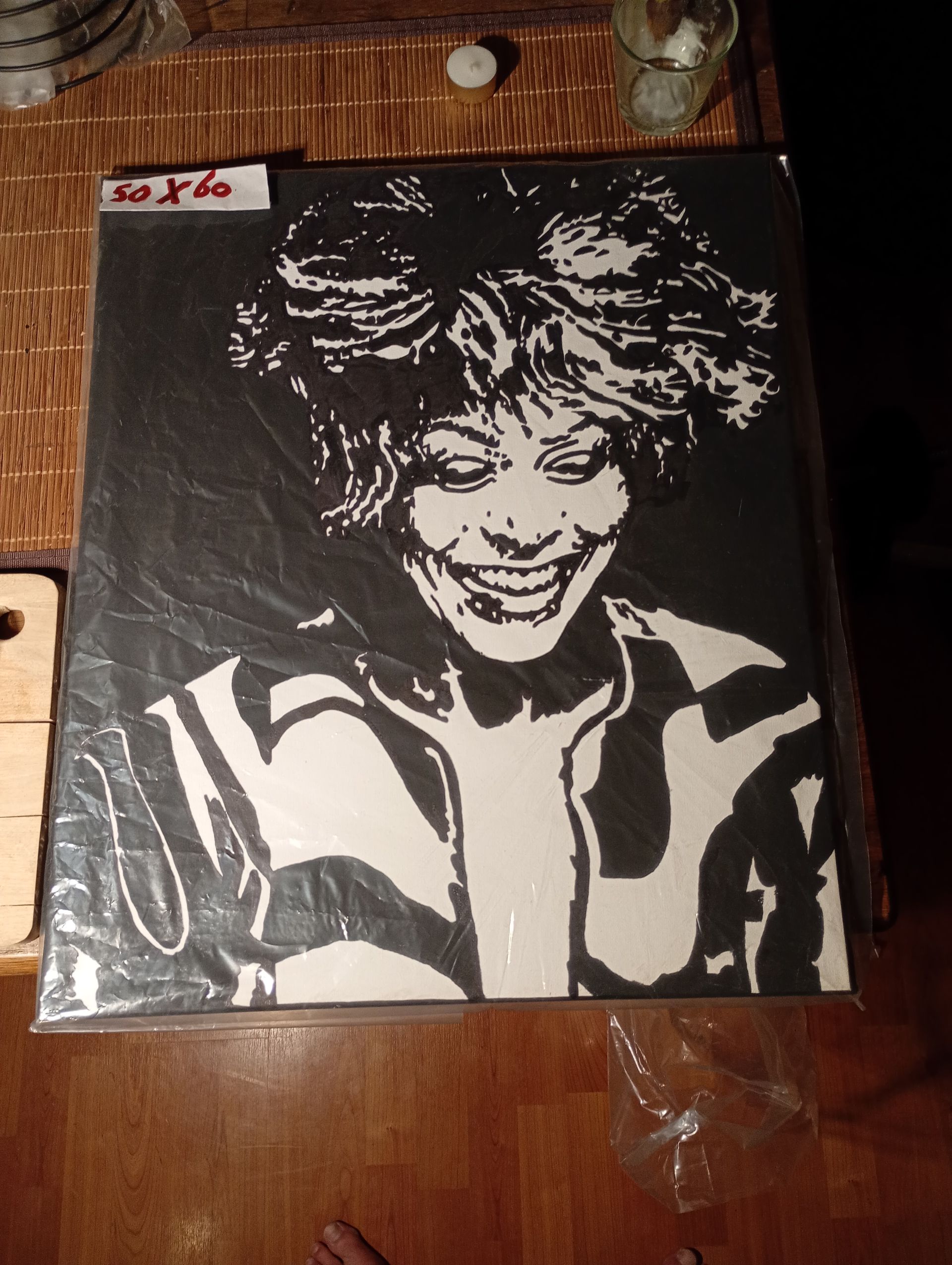 Zwart-witportret van Tina Turner, lachend, met haar opvallende kapsel en jasje.